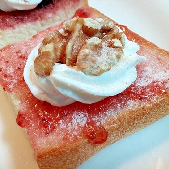 苺ジャムとホイップと胡桃のトースト